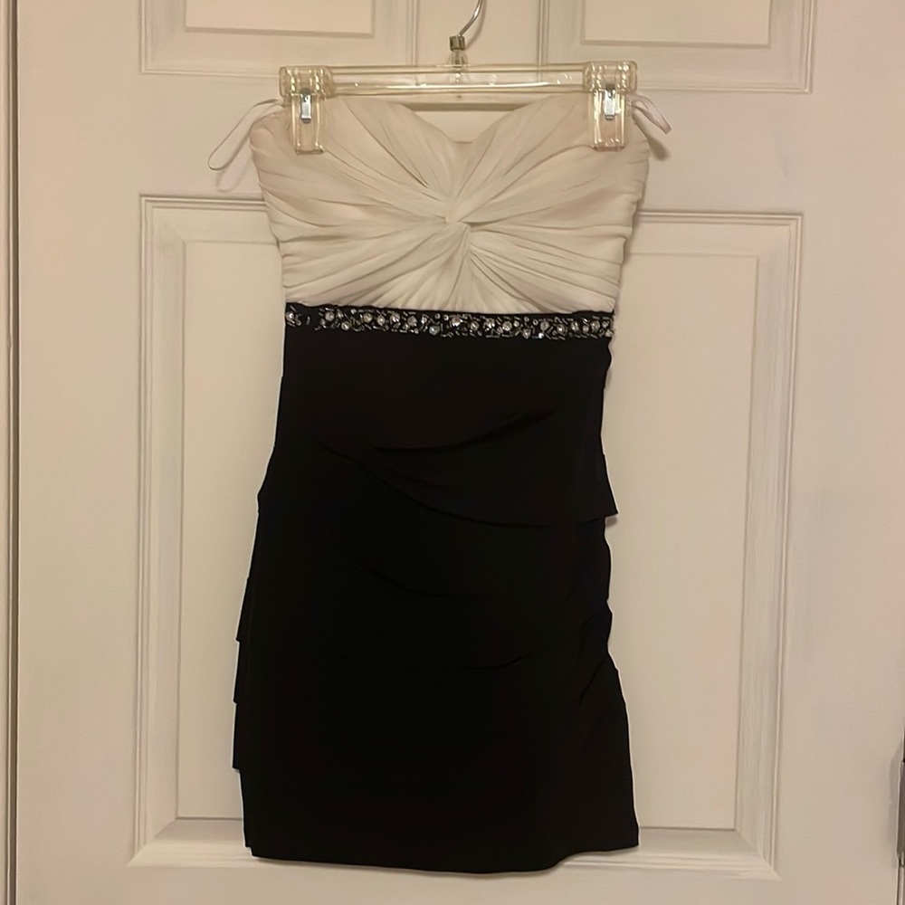 Black-and-white size, small pleated dress with beaded trim on the waist
